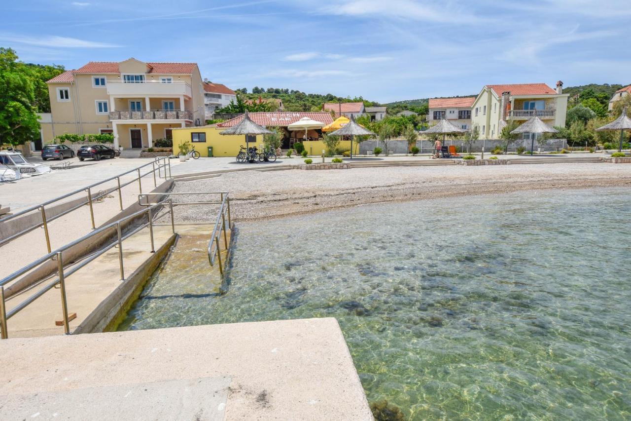 Apartment L And S On The Beach Ugrinici Экстерьер фото