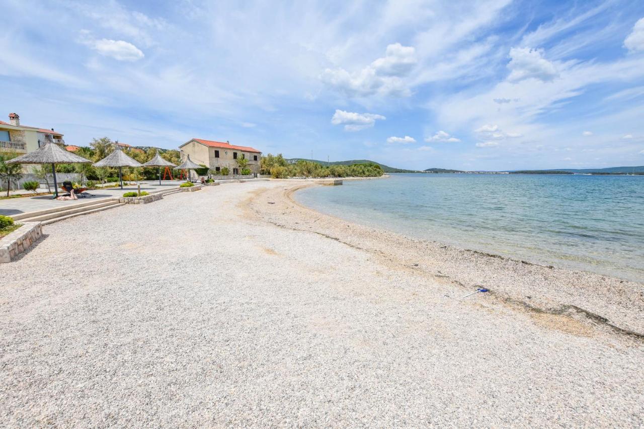 Apartment L And S On The Beach Ugrinici Экстерьер фото