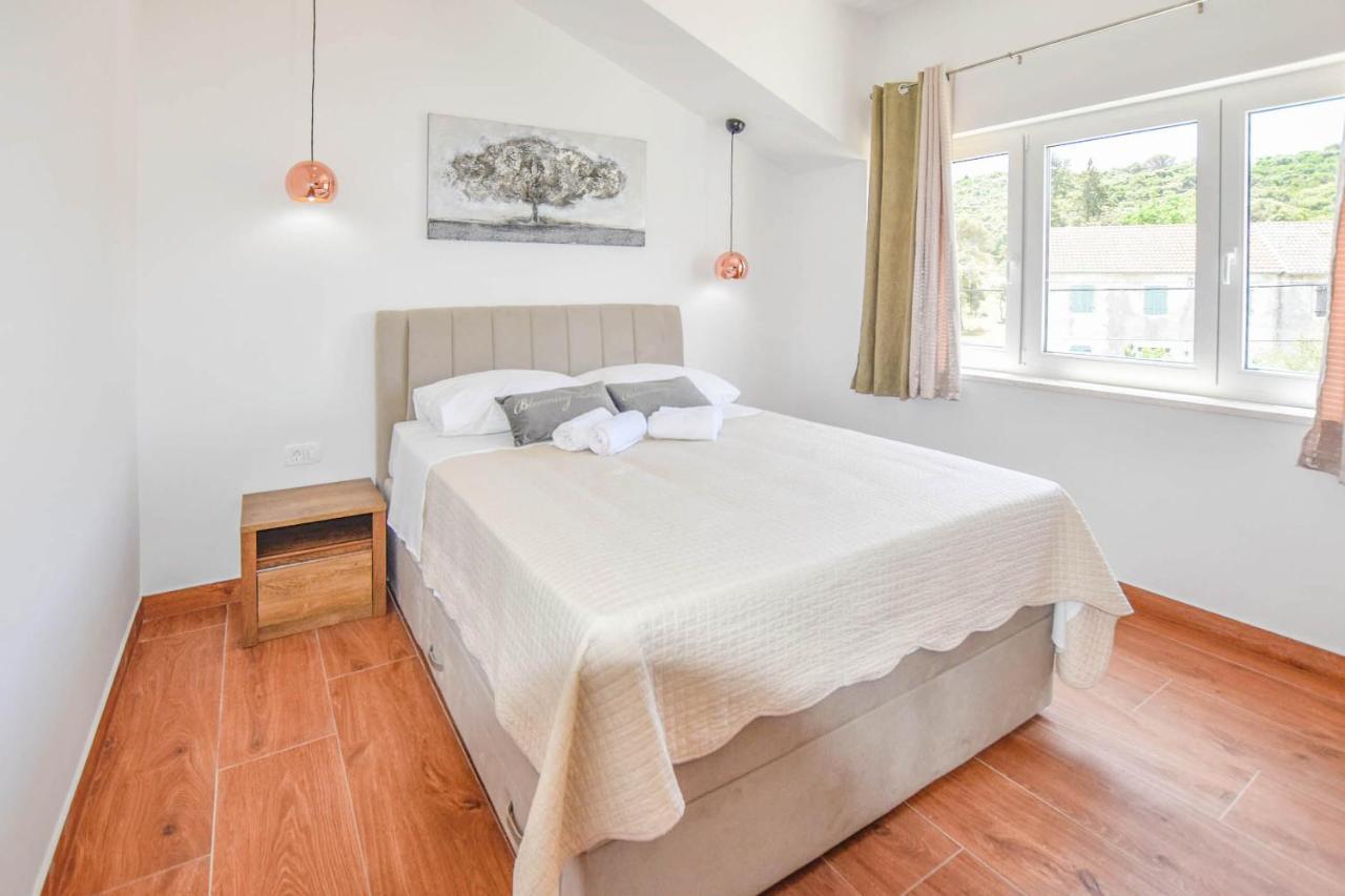 Apartment L And S On The Beach Ugrinici Экстерьер фото